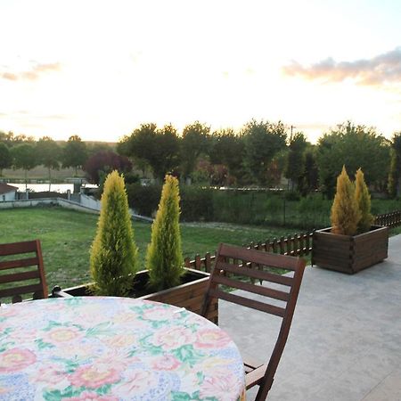 La Maison Et Son Jardin Sur Le Canal De Bourgogne Ravieres Exteriör bild