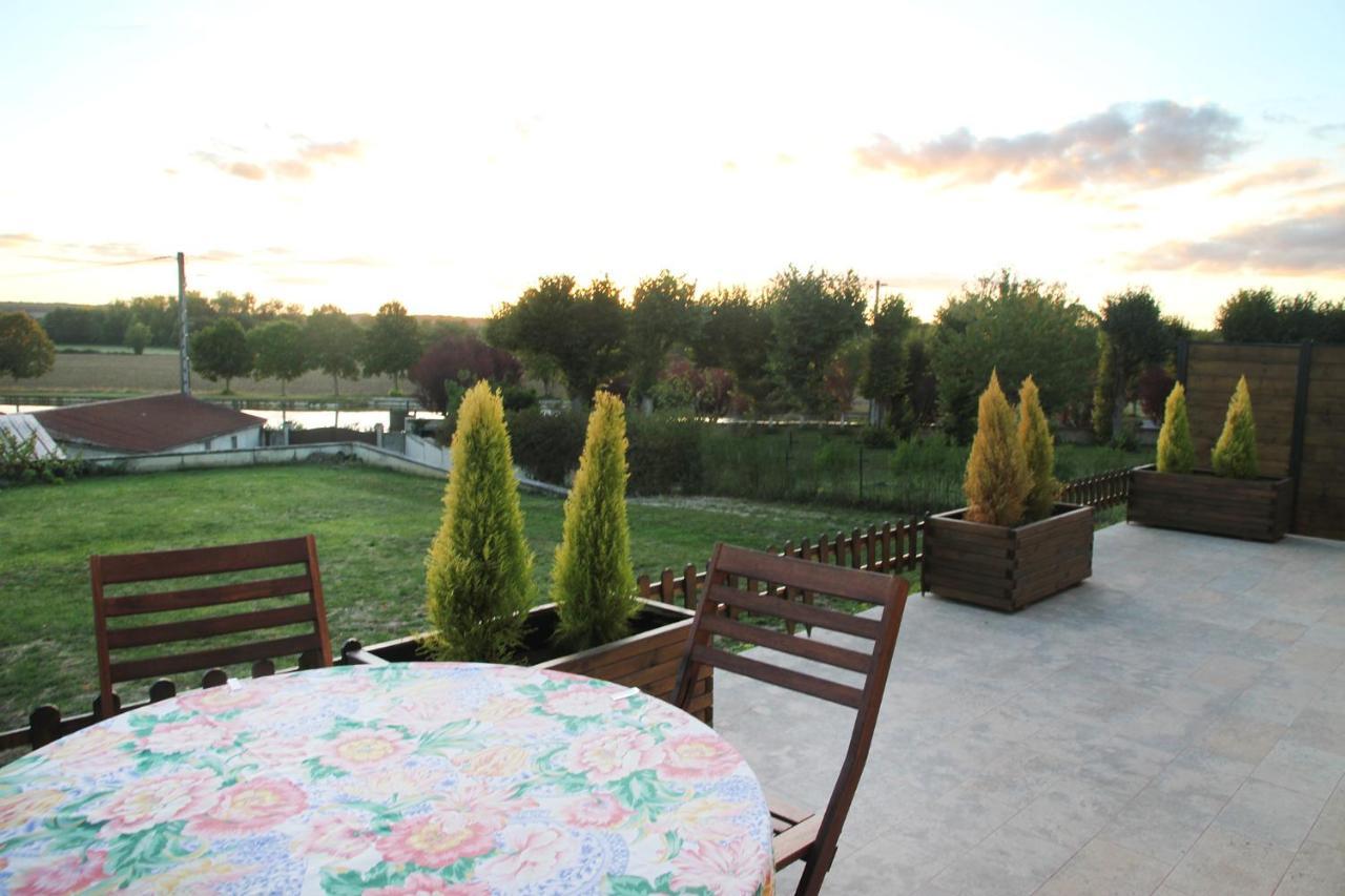 La Maison Et Son Jardin Sur Le Canal De Bourgogne Ravieres Exteriör bild