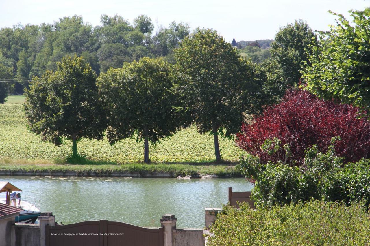 La Maison Et Son Jardin Sur Le Canal De Bourgogne Ravieres Exteriör bild