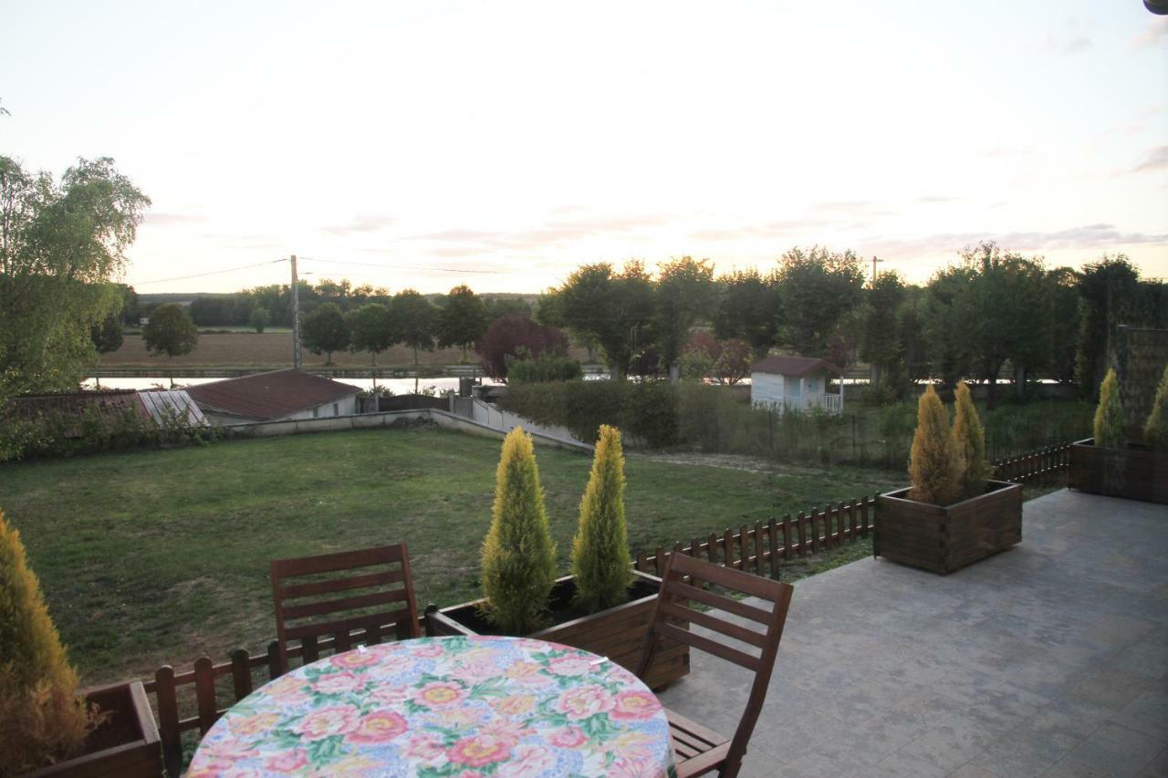 La Maison Et Son Jardin Sur Le Canal De Bourgogne Ravieres Exteriör bild